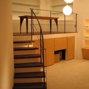 「展示場」表参道　階段手すり／テーブル