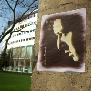 14 mars / pour le 10ème anniversaire de la mort d'Alain Bashung,  hommage de @spray.yarps d'après une photo de @pterrasson posé près de la Maison de la Radio qui consacre cette semaine à Bashung ...  Pochoir sur un fragment du mur de Berlin offet par Deutschlandradio à Radio France.