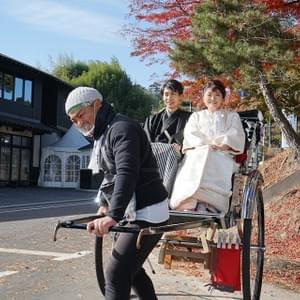 人力車に乗りながらウェディング写真撮影