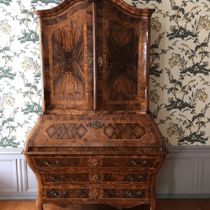 Bureau de nogal estilo rococó del año 1725 al 1788