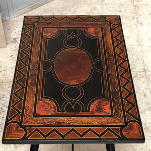 Mesa de marquetería y carey del siglo XVIII