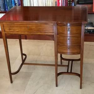 Escritorio de caoba estiló moderno del año 1890 al 1914