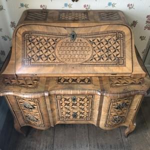 Bureau de nogal con marquetería estilo Rococó del año 1725 al 1788