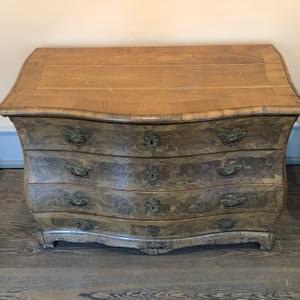 Cómoda de nogal con marquetería estilo Rococó del año 1725 al 1788