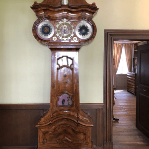 Reloj de pie del siglo XVIII