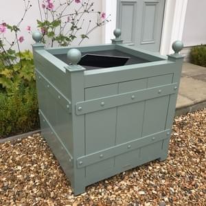 Classic versailles with plain ball finials