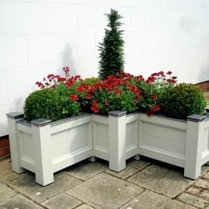Capped leg parterre corner, horizontal planking