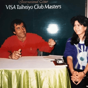 太平洋マスターズの試合中に、プレスインタビューでセベ・バレステロスの通訳をしているところ。