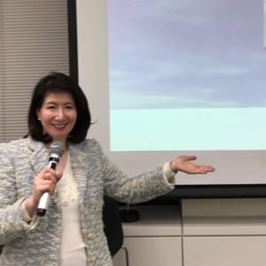 J:COMにて、社内研修講師をしているところ。