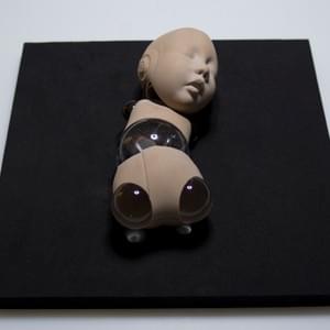 「首の座らない子」"the baby can't hold the head up."