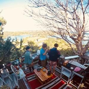 ツリーハウスの上でキャンプ。天空の城...？