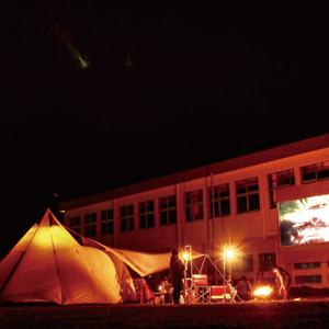 廃校の校庭でシネマキャンプ（映画見ながら寝落ち）