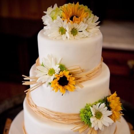Raffia and Sunflowers Wedding Cake