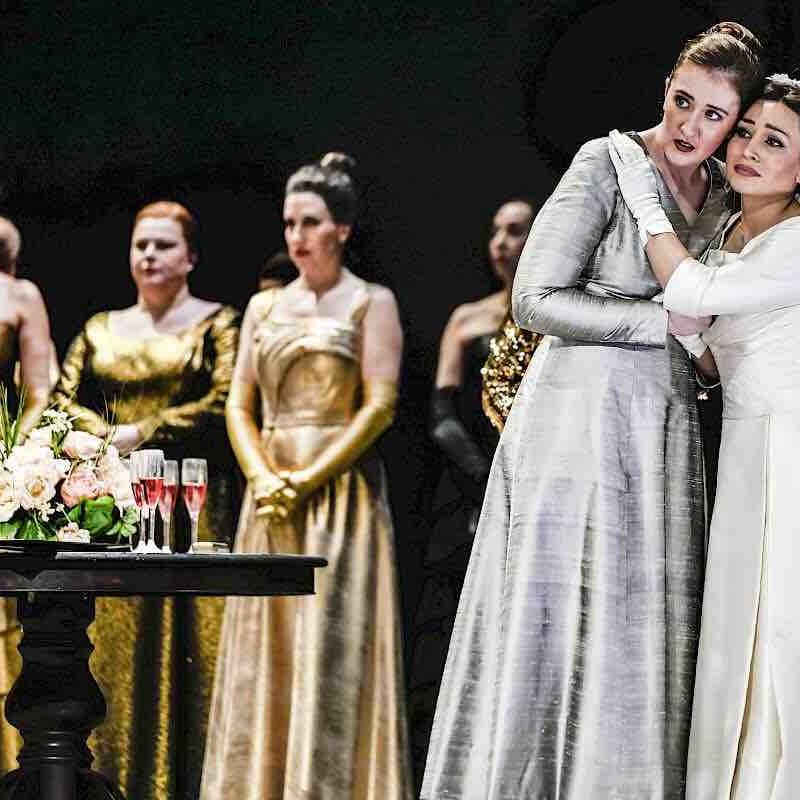 Gemma Ní Bhriain (Alisa), Nina Minasyan (Lucia) - Lucia Di Lammermoor - Opernhaus Zürich ©T+T Fotografie / Toni Suter + Tanja Dorendorf
