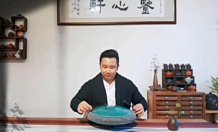 張老師演奏空靈鼓;圖中為十五音鼓