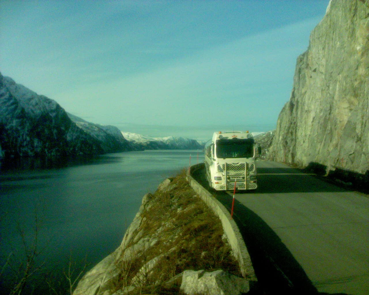 Slåttøy-bil langs Tosenfjorden
