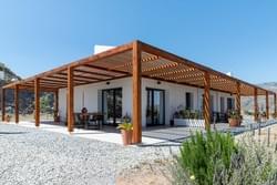 Zij- en vooraanzicht van de appartementen Rijana en Alborán