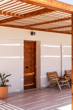 Terras van appartement Rijana