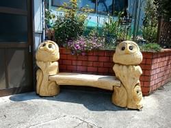 フクロウのカービングベンチ