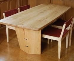 天板も脚も無垢材を使用。どっしりとした安心感と温もりが伝わるダイニングテーブルです。チェアも無垢材で製作しました。