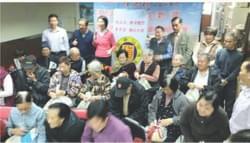 2014年1月16日土瓜灣敬老賀新年，派福袋給長者