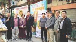 2014年1月17日墓灣敬老賀新年，派福袋給長者