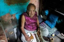 « In the beginning I was making marionettes ang giving performances like my Dad. It was sort of tradition in certain slums . Right now I continue doing that for my children, but I have decided to become a woodcarver, as the materials are basically the same as those my puppets are made of. »