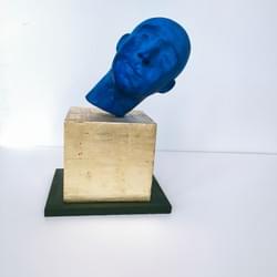 Hauteur: 37cm; Largeur:38cm; Profondeur:30cm      Matériaux: Bois, poudre de marbre, résine polyester, pigments, feuilles d’or  2022