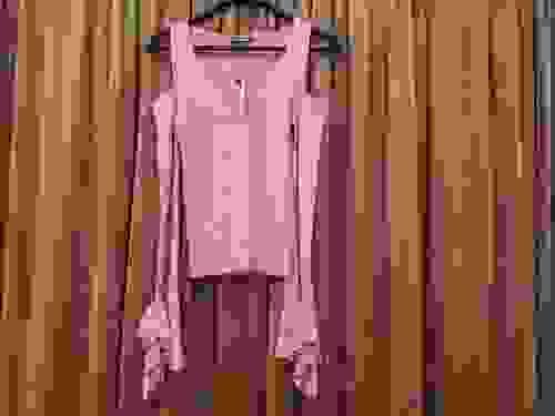 Raspberry V-neck Cold Shoulder Top with Ruffle Cuff-S(4/6)