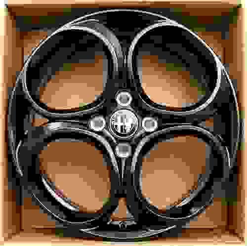 アルファロメオ ジュニア 18インチ 4-SPOKE アルミホイールセット（ダイアモンドブラック）