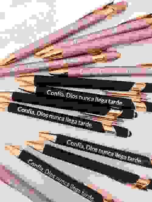 Bolígrafo “Confía, Dios nunca llega tarde”
