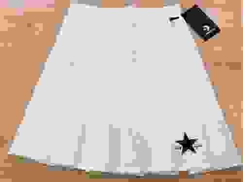 converse涼感百褶短裙