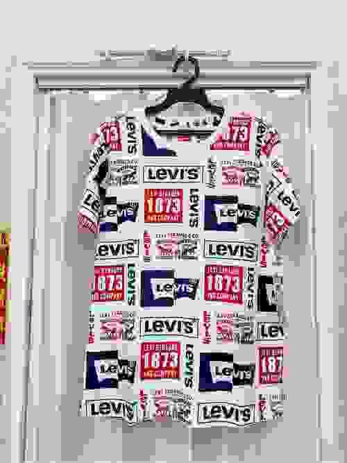 Levis  滿版Logo上衣
