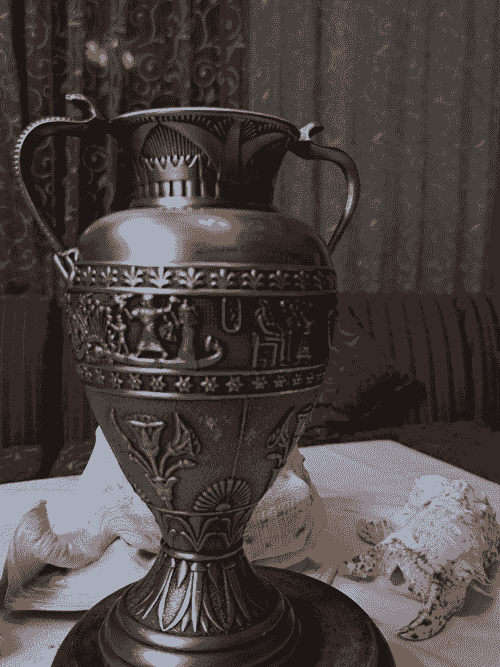 قطعة فنية معدنية تراثية فاخرة بتصميم مستوحى من الحضارات الشرقية القديمة، منفذة بحرفية عالية ونقوش با