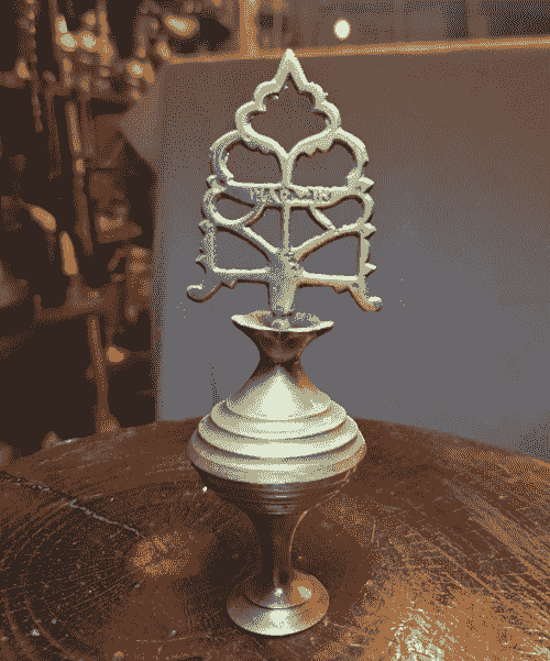 مِكحلة معدنية تقليدية كانت تُستخدم قديمًا لحفظ الكُحل والتكحّل به، تتميز بتصميم زخرفي جميل