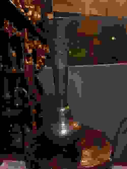 فازة نحاسية طويلة بتصميم شرقي تقليدي، مصنوعة يدويًا بدقة عالية من النحاس المزخرف بنقوش نباتية وهندسي