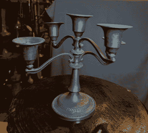 شمعدان معدني أنيق بخمس أذرع، يتميز بتصميم كلاسيكي متوازن ولمسة عتيقة جذابة تعكس الذوق الأوروبي الراق