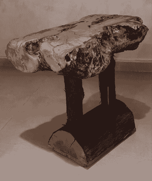 قطعة خشبية يدوية بتصميم طبيعي مميز تظهر تفاصيل العروق الخشبية بشكل جميل وغير مكر