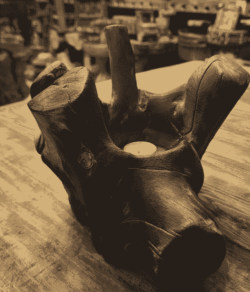 قطعة خشبية فريدة مصممة بعناية من جذع طبيعي تحمل تفاصيل عضوية تعكس جمال الطبيعة وتضيف لمسة دافئة