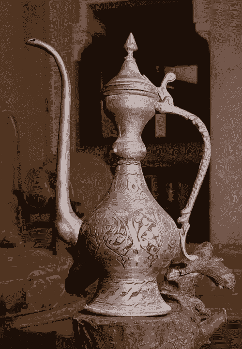 إبريق عربي تقليدي مصنوع يدويًا من المعدن، يتميز بتصميم شرقي أصيل وفوهة طويلة منحنية مع مقبض مزخرف