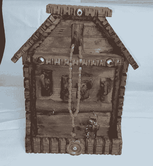 rطعة ديكور خشبية مميزة بتصميم على شكل منزل، تجمع بين الجمال العملي والطابع الكلاسيكي