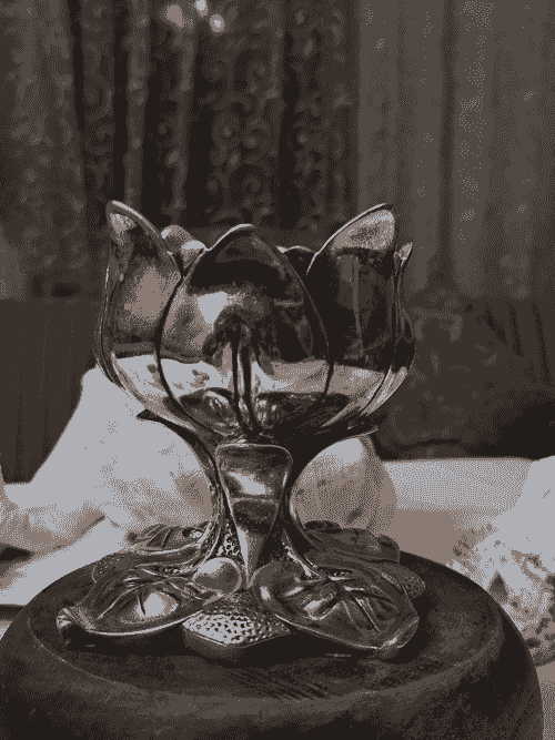 قطعة فنية معدنية فاخرة بتصميم مستوحى من زهرة اللوتس، منفذة بحرفية عالية وتفاصيل ناعمة تعكس الطابع ال