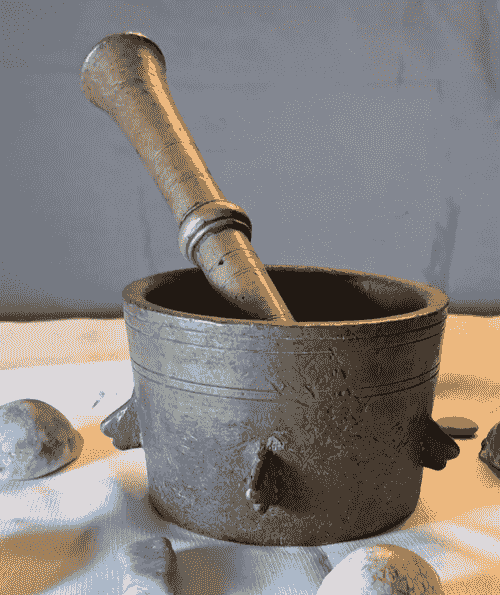 هاون ومدقة معدنية بتصميم تراثي أصيل، قطعة قديمة تحمل طابع الزمن الجميل، مصنوعة من معدن متين