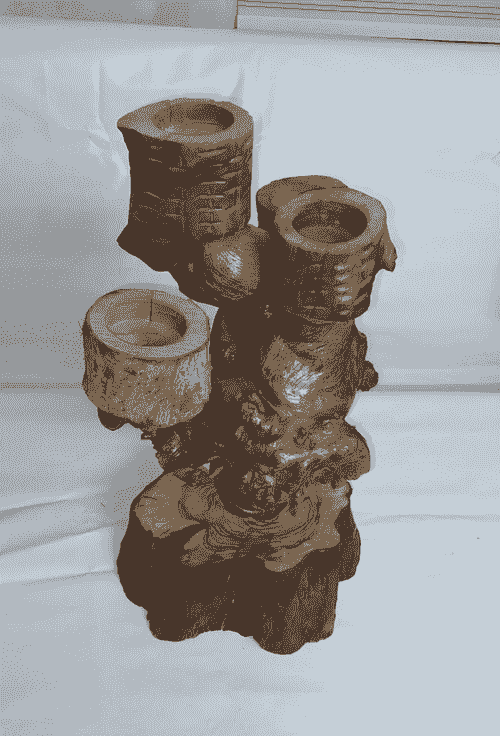 حامله شموع بديكور خشبية مميزة بتصميم فريد مستوحى من الطبيعة، مصنوعة بتفاصيل يدوية واضحة