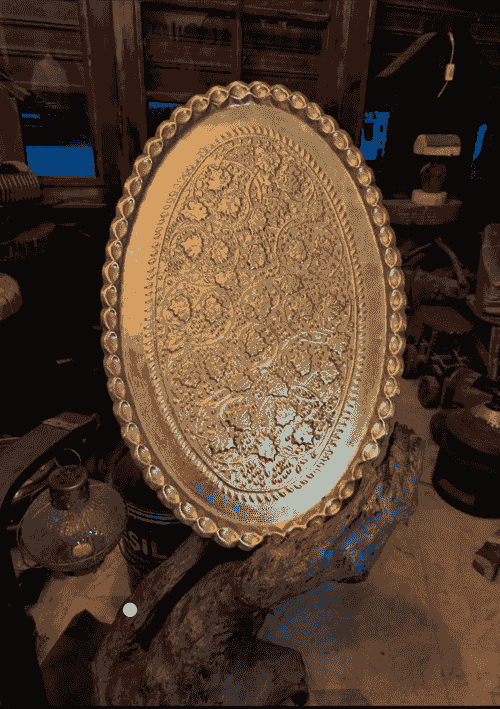 صحن نحاسي كبير بتفاصيل نقش بارزة دقيقة تمنحه حضورًا بصريًا آسرًا من أول نظرة. التكوين الزخرفي