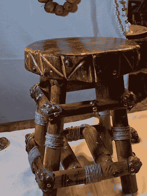 قطعة خشبية يدوية مميزة بتصميم تقليدي قوي، مصنوعة من خشب طبيعي سميك ومثبتة بعناية