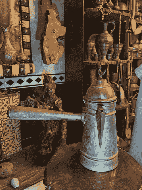 إبريق قهوة عربي نحاسي عتيق – قطعة فريدة إبريق قهوة عربي مصنوع من النحاس بلمسة مميزة