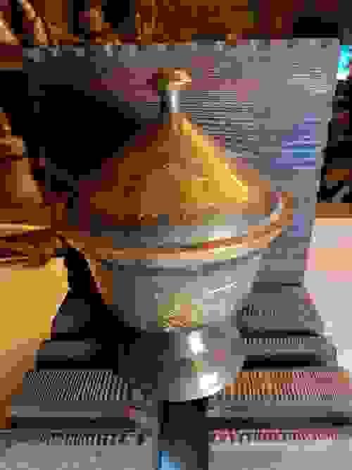 وعاء نحاسي عتيق بغطاء – قطعة مزخرفة وعاء نحاسي جميل بغطاء مخروطي أنيق، يتميز بنقوش يدوية جميل