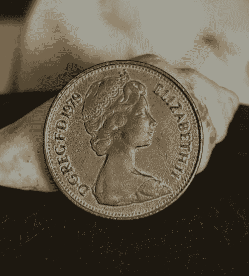 عملة بريطانية فئة 2 بنس تحمل صورة الملكة إليزابيث الثانية، تتميّز بحالة بصرية غير اعتيادية تجعلها مخ