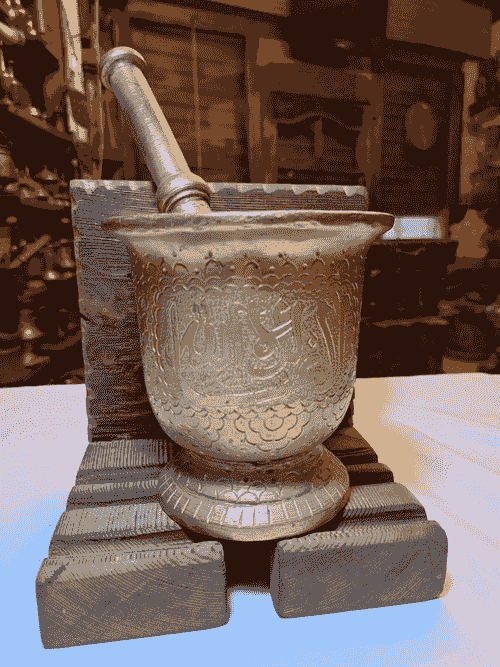 هاون ومدقّة نحاس أصلي بتصميم تراثي فاخر، مصنوع من النحاس الثقيل ومزخرف بنقوش يدوية دقيقة